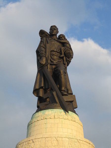 450px-Soviet_Cenotaph_Berlin_Treptower_Park