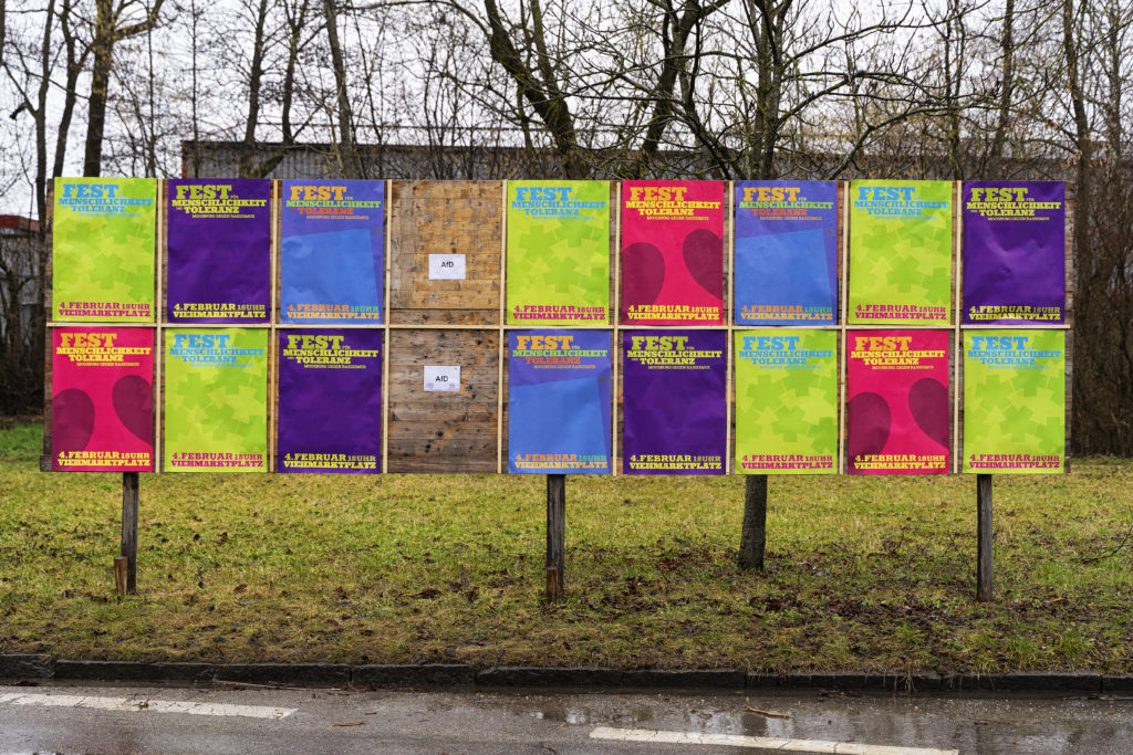 Plakatwand in Moosburg mit Aufruf zur AFD-GEGENDEMO