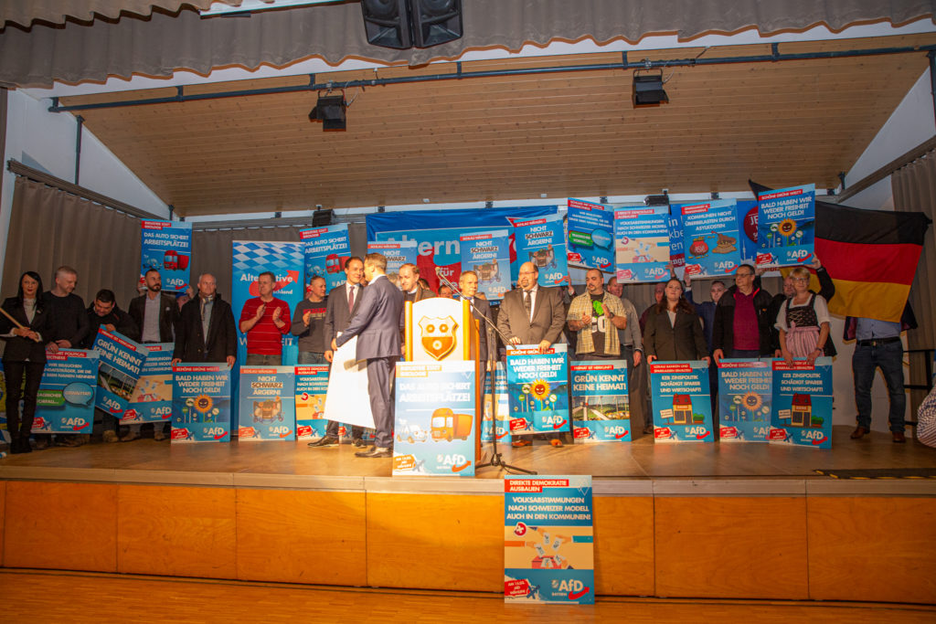 Johannes Huber bei der Begrüßung der Anwesenden und Kandidat*innen der AfD
